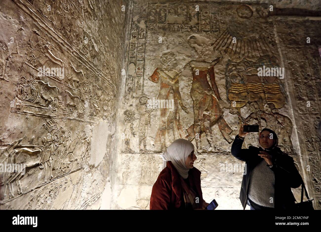 Miembros de los medios de comunicación son vistos dentro de la tumba de 'Mery-Ra' en el sitio del templo de Tall el-Amarna durante un recorrido por sitios arqueológicos incluyendo cementerios y ciudades antiguas en la gobernación de Minya, al sur de el Cairo, Egipto 1 de febrero de 2019. Foto tomada el 1 de febrero de 2019. REUTERS/Amr Abdallah Dalsh Foto de stock