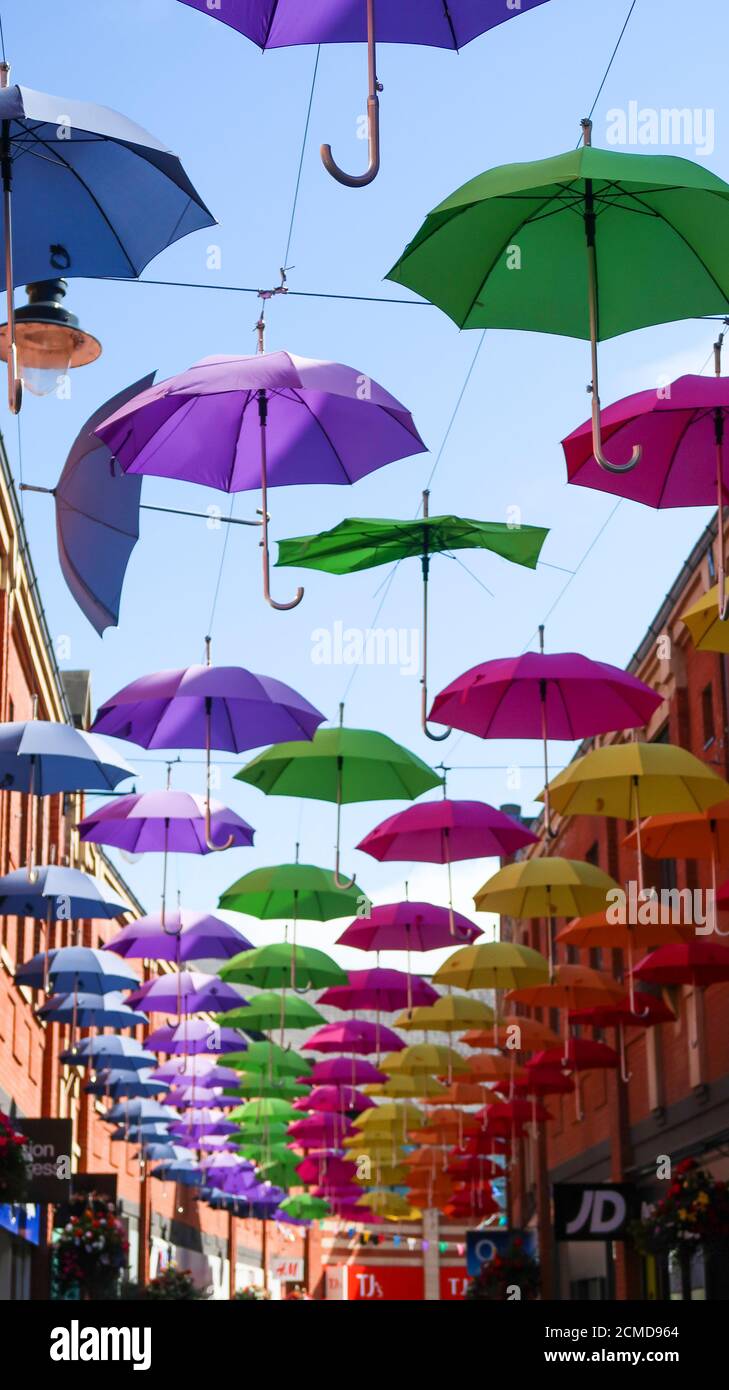 Sombrillas de colores suspendidas en High Street Durham Foto de stock