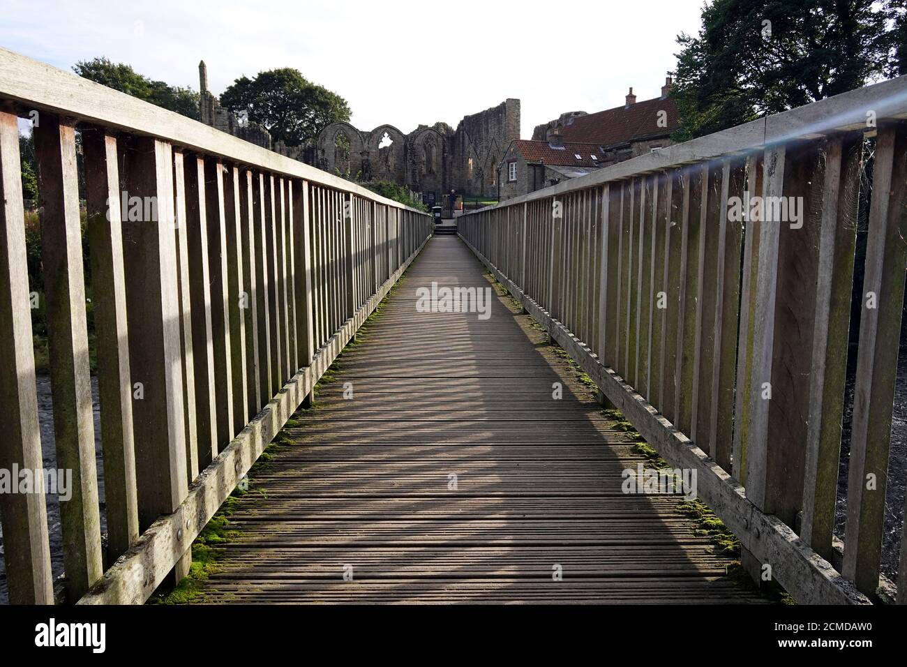 Puente peatonal de madera sobre River Wear en el Priorato de Finchale Foto de stock