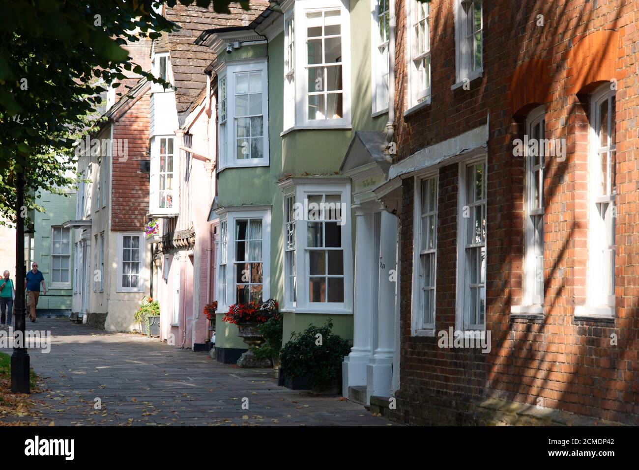 Histórico Horsham antiguo, edificios catalogados en el Causeway en una tarde de verano. Horsham, West Sussex, Inglaterra, Reino Unido. Foto de stock