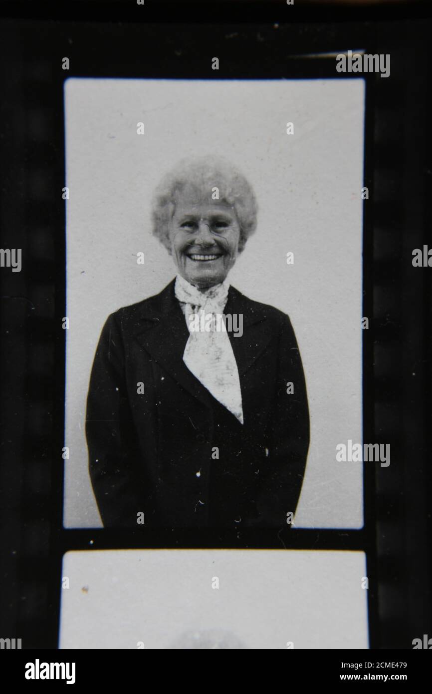 Fotografía en blanco y negro de la vendimia de los 70 de una señora anciana muy feliz. Foto de stock