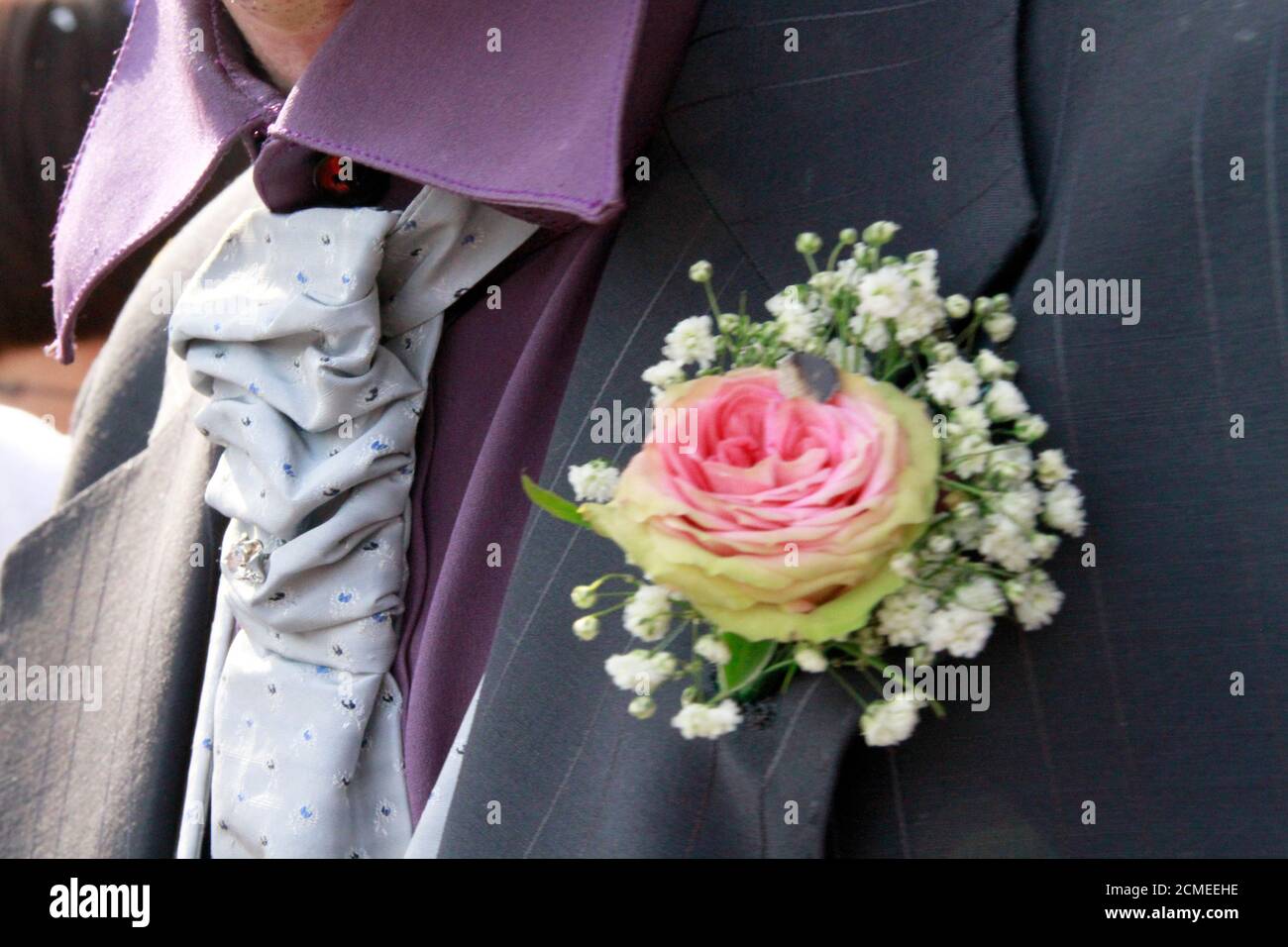 flor de rosa en el boutonniere del traje del novio para la boda. Foto de  alta calidad Fotografía de stock - Alamy