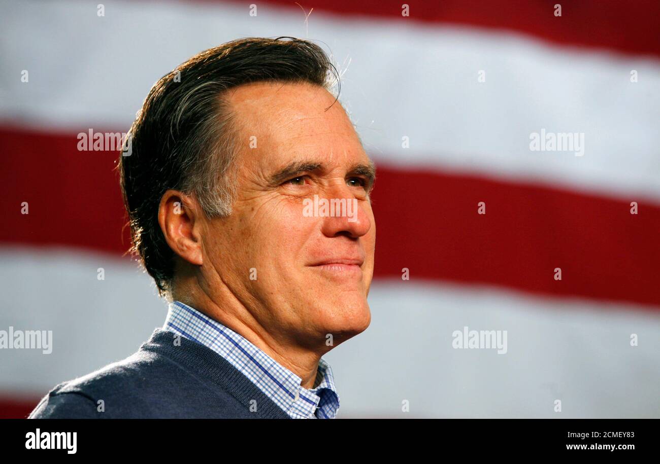 El candidato presidencial republicano y el ex gobernador de Massachusetts Mitt Romney espera para dirigirse a un mitin de campaña en la Academia Pinkerton en Derry, New Hampshire, el 7 de enero de 2012. REUTERS/Jim Bourg (ESTADOS UNIDOS - Tags: ELECCIONES POLÍTICAS) Foto de stock