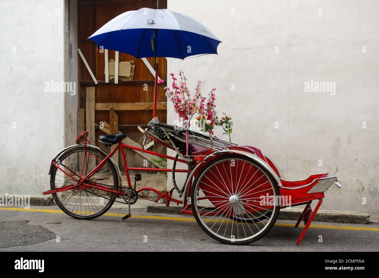 Georgetown, Penang, Malasia - 18 de abril de 2015: Rickshaw local clásico en George Town. Foto de stock