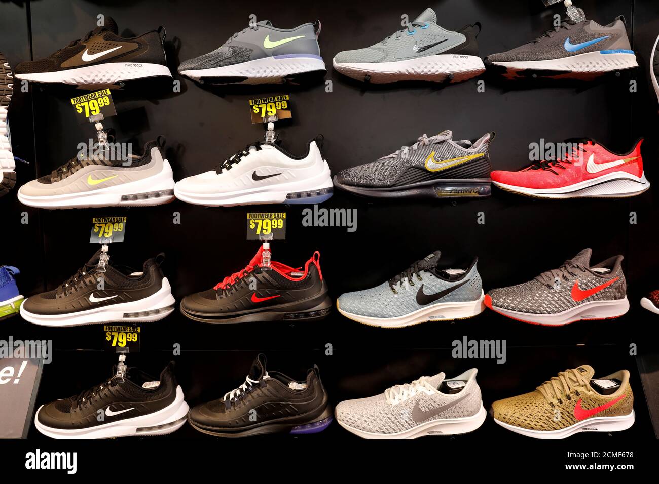Las zapatillas Nike se ven exhibidas en una tienda de artículos deportivos  en la ciudad de Nueva York, Nueva York, EE.UU., 14 de mayo de 2019.  REUTERS/Mike Segar Fotografía de stock -
