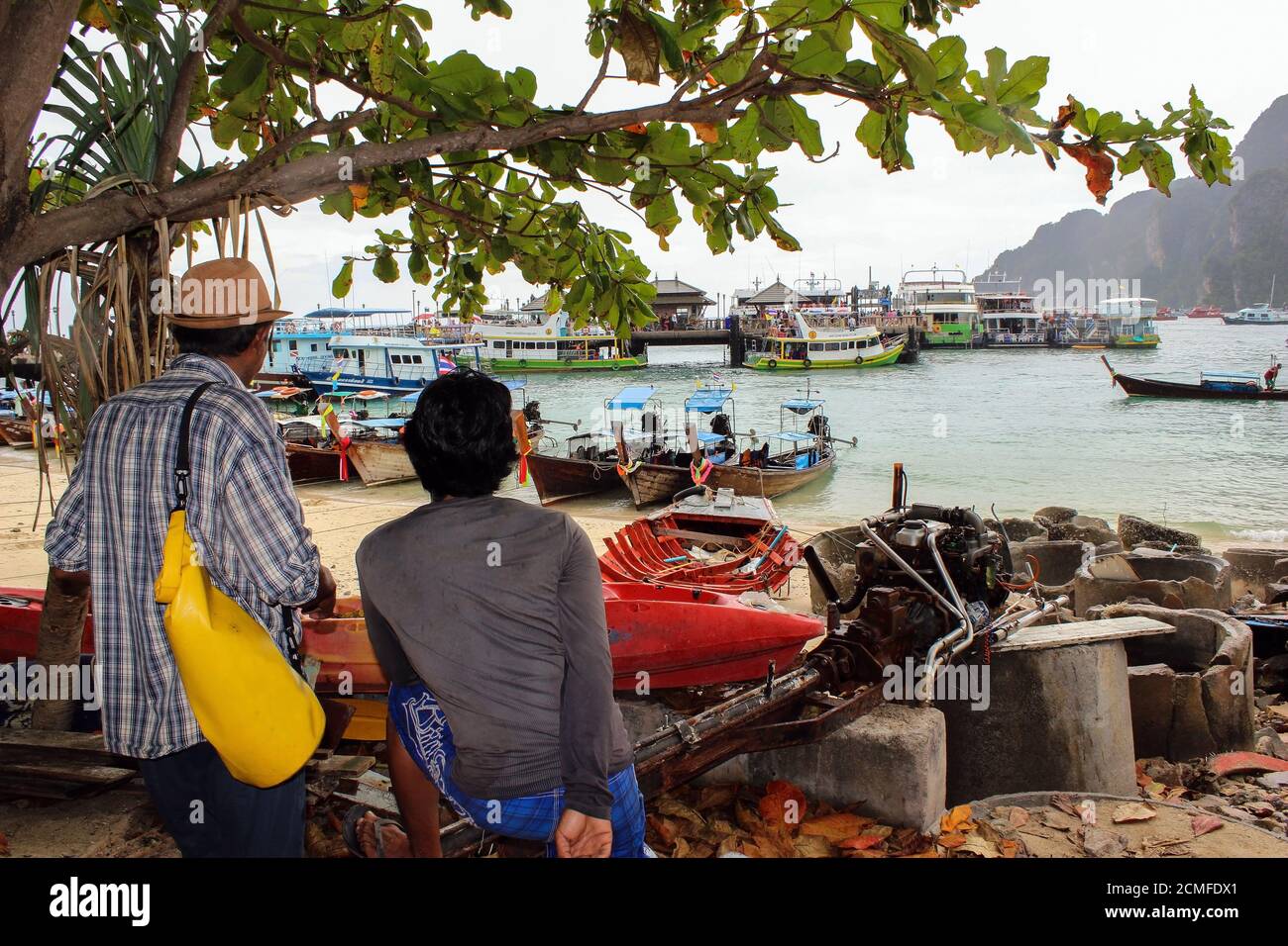 Muelle principal de la isla tropical tailandesa llamada Phiphi , con muchos barcos de cola larga de colores en Tailandia Foto de stock