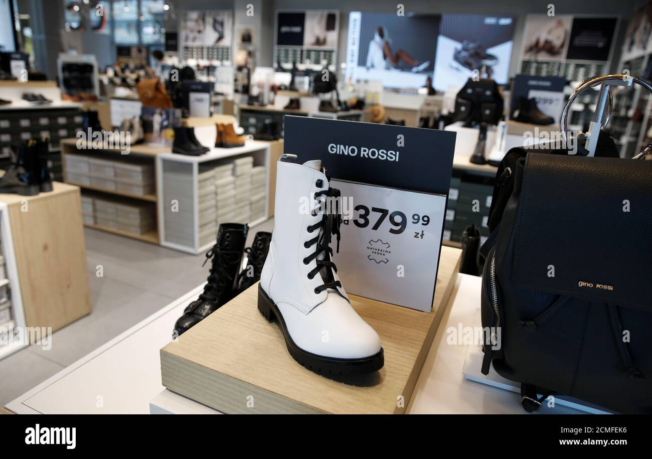 Los zapatos Gino Rossi se exhiben en la tienda de zapatos CCC, en medio de  la enfermedad del coronavirus (COVID-19), en Varsovia, Polonia, el 8 de  septiembre de 2020. Foto tomada el