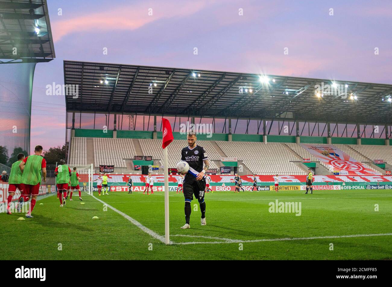 Cielo nocturno en el estadio de Essen, Marcel HARTEL (BI) en el camino a la esquina, Fútbol DFB Pokal 1 ª ronda, Rot-Weiss Essen (E) - Arminia Bielefeld (BI) 1: 0, el 09/14/2020 en Essen/Alemania. Uso en todo el mundo Foto de stock