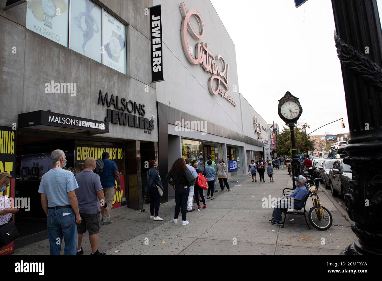 Brooklyn, NY, EE.UU. - 16 de septiembre de 2020: Las personas que esperan en línea para entrar en los grandes almacenes Century 21. Todas las tiendas se cerrarán y la compañía va ou Foto de stock