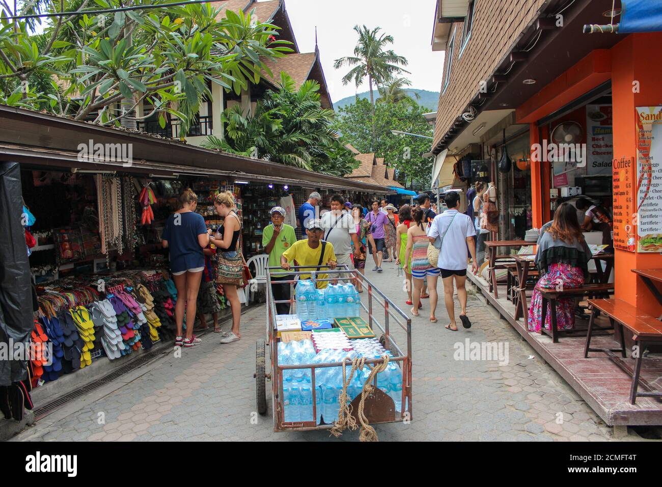 PHUKET, TAILANDIA 29 DE NOVIEMBRE de 2013: Los turistas compran en la calle peatonal del mercado de la ciudad vieja. Koh PhiPhi Foto de stock