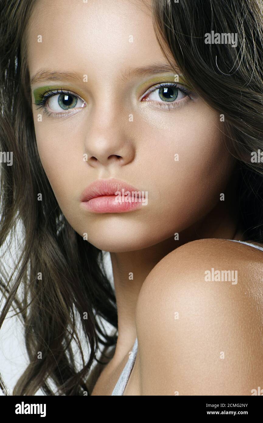 Retrato de belleza de una joven hermosa con ojos expresivos. Foto de stock