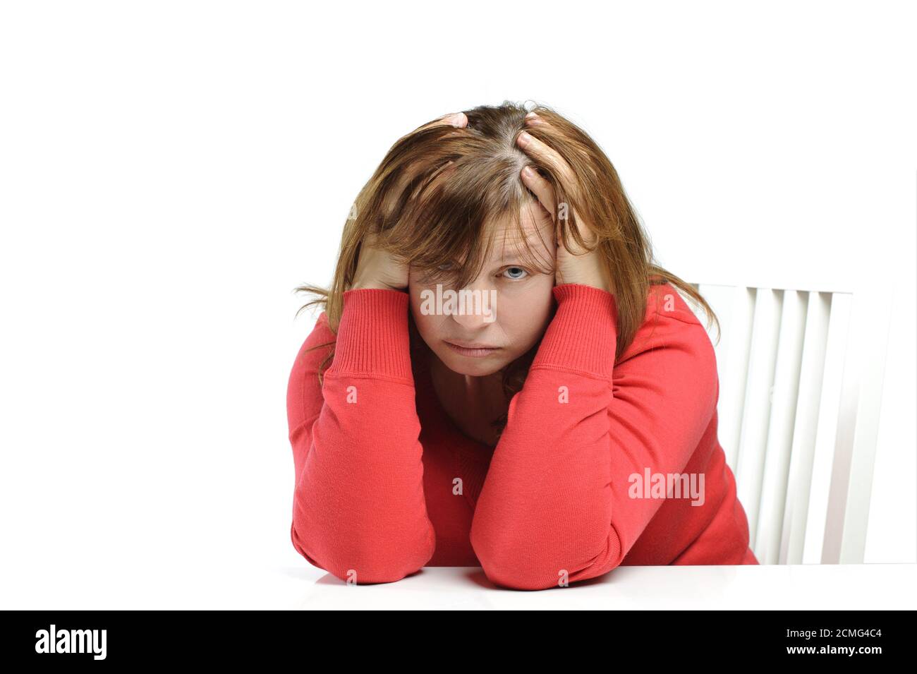 Retrato de una triste mujer de mediana edad, que sostiene su cabeza. Foto de stock