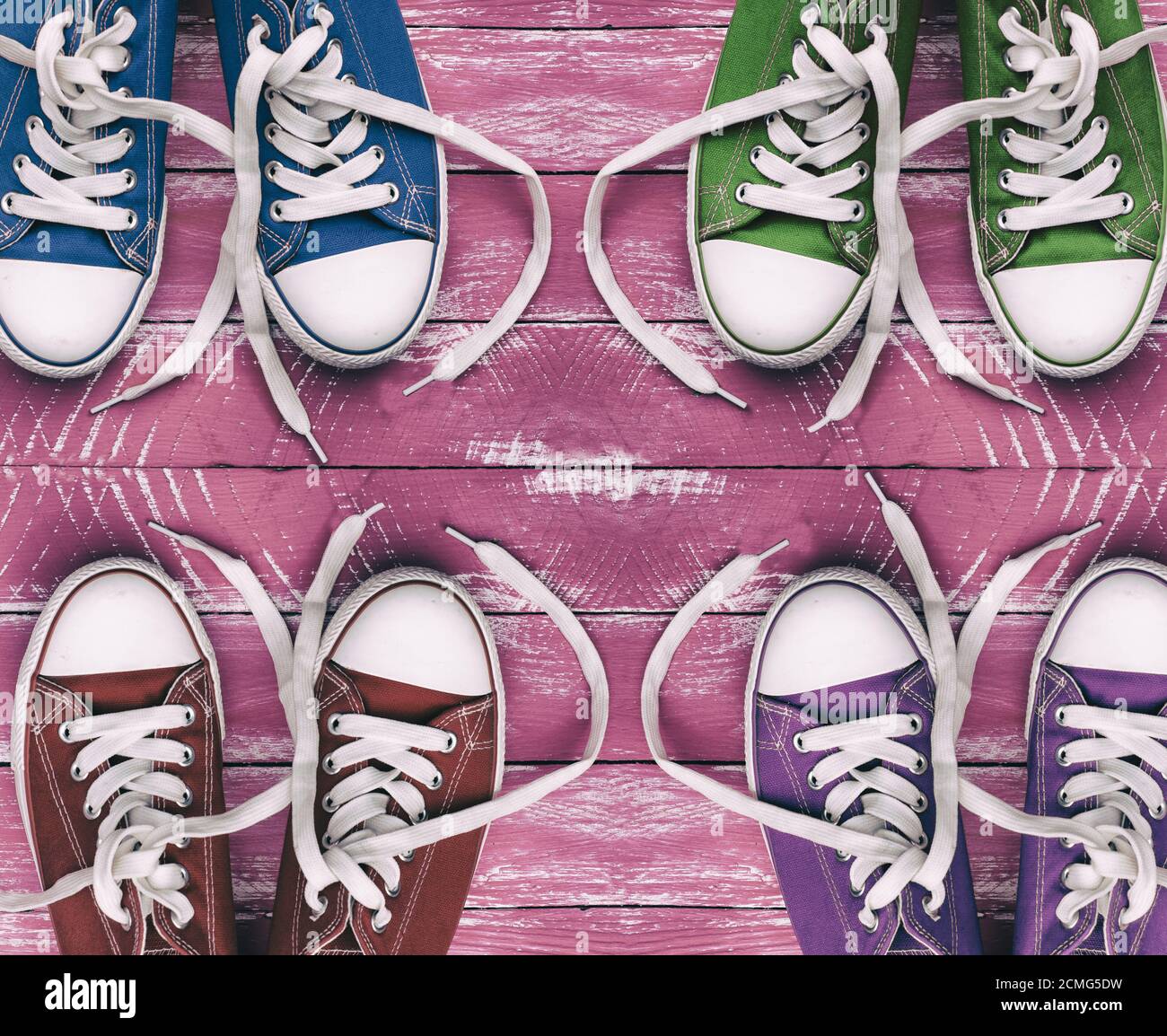La juventud de color rosa viejo zapatillas sobre superficie de madera,  vista superior Fotografía de stock - Alamy