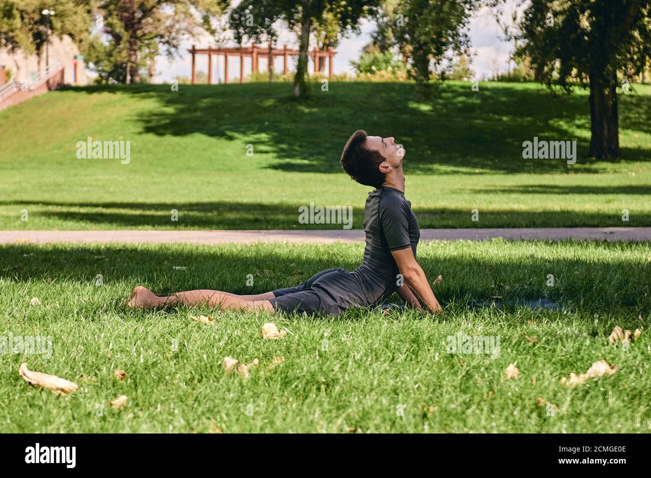 Mujer latina haciendo yogaasanas con diferentes posturas en el parque al  aire libre con cesped