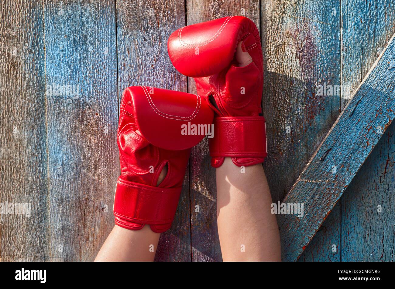 Retrato de mujer con vendas de boxeo rojo en las manos en el gimnasio  Fotografía de stock - Alamy