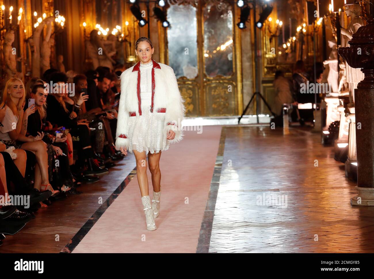 Un modelo camina en pasarela con un vestido sobre la rodilla durante el  desfile de moda para presentar creaciones del diseñador Giambattista Valli  y el gigante de la moda rápida H&M en