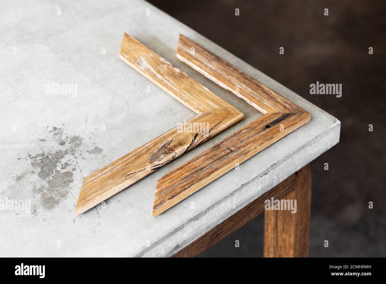 Madera reciclada natural marco de la muestra ángulos en la pantalla sobre  la superficie de concreto Fotografía de stock - Alamy