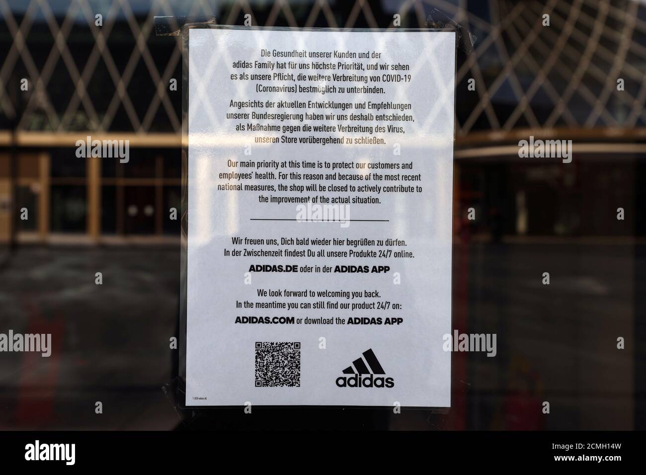 Publicidad Archivo Abreviar Una nota cuelga en una puerta de la tienda Adidas cuando está cerrada,  después de un brote de la enfermedad del coronavirus (COVID-19), en  Frankfurt, Alemania 27 de marzo de 2020. REUTERS/Kai