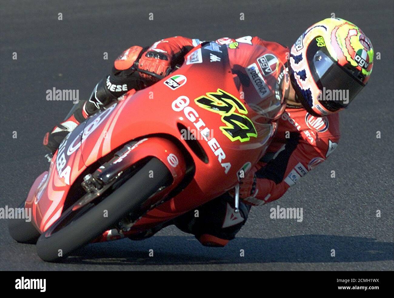 El motociclista de 125 cc de la República de San Marino, Manuel Poggiali,  en una Gilera, toma una curva durante la clasificación para el Gran Premio  de Portugal el 8 de septiembre