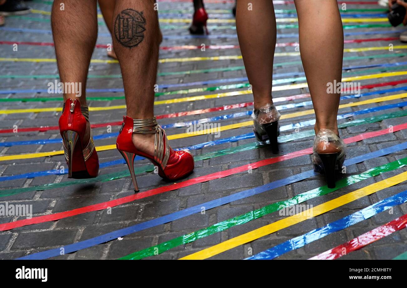 Los concursantes participan en la carrera anual de tacones altos durante  las celebraciones del orgullo gay en el barrio de Chueca en Madrid, España,  5 de julio de 2018. REUTERS/Juan Medina Fotografía
