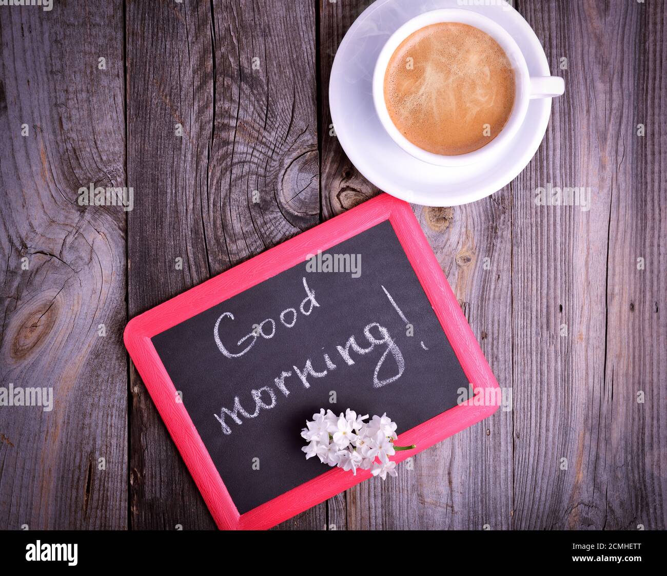 Taza de café y una pizarra negra con la inscripción good morning Fotografía  de stock - Alamy