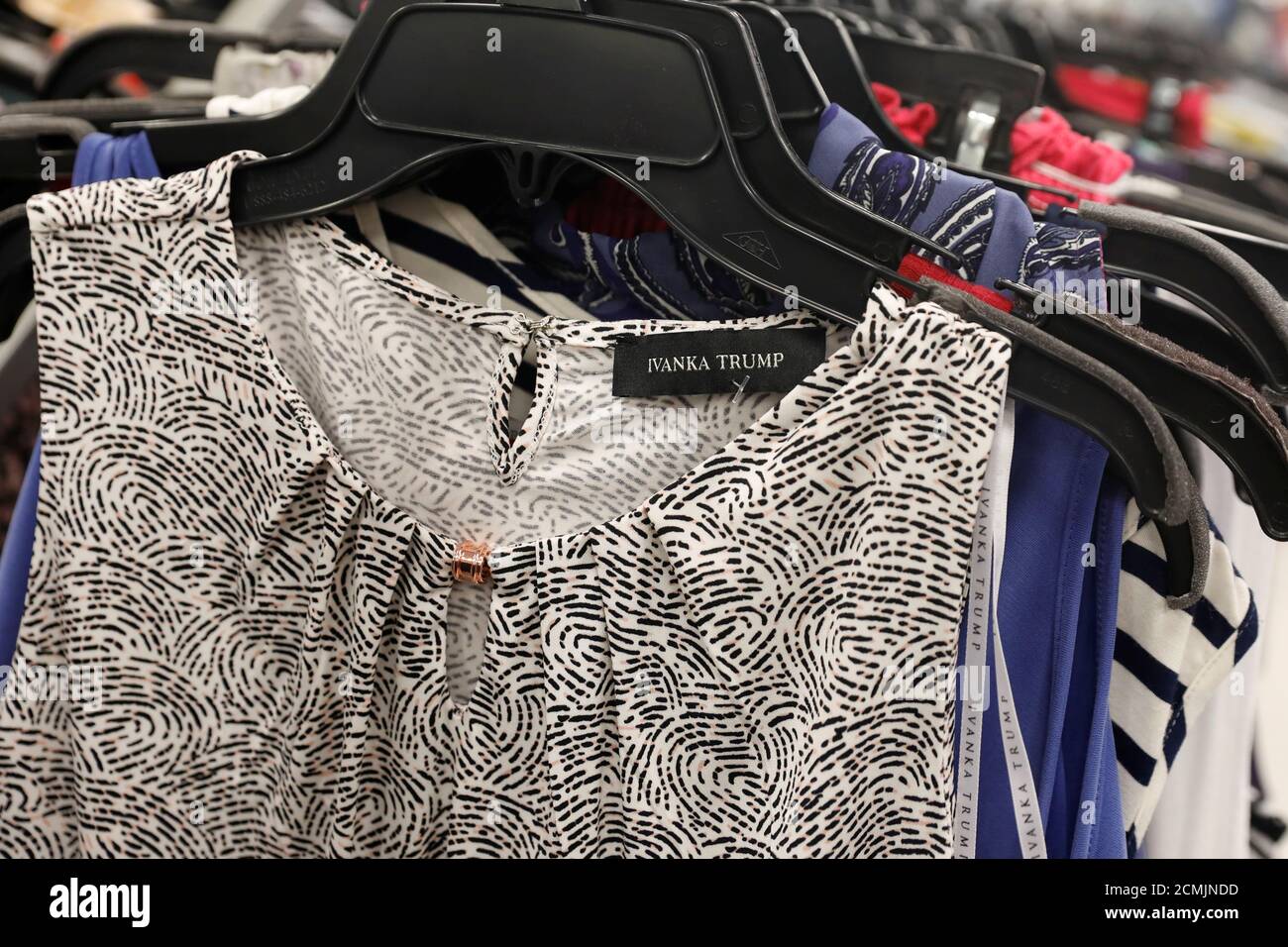 Un artículo de ropa hecho por la Marca Ivanka Trump se ve a la venta en una  tienda de departamentos de Marshalls en Queens, Nueva York, EE.UU., 24 de  julio de 2018.