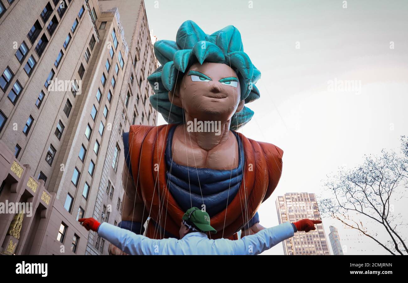 Un piloto dirige a su equipo en el globo Goku, de la serie de anime Dragon Ball, durante el desfile del día de Acción de Gracias de Macy en Manhattan, Nueva York, Un piloto dirige a su equipo en el globo Goku, de la serie de anime Dragon Ball, durante el desfile del día de Acción de Gracias de Macy en Manhattan, Nueva York,