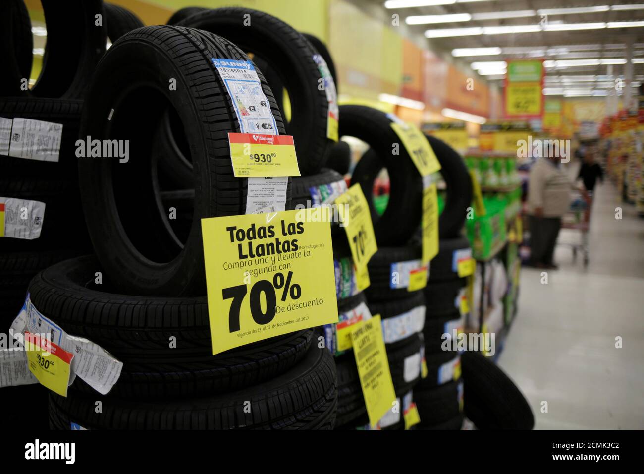 Los neumáticos se exhiben en un supermercado en Ciudad Juárez, México 15 de  noviembre de 2019. REUTERS/José Luis González Fotografía de stock - Alamy