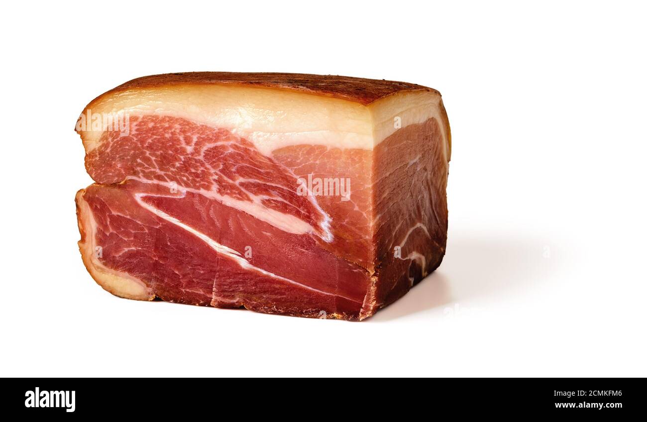 Cerdo ahumado en frío aislado sobre fondo blanco. Carne curada ahumada a baja temperatura. Pedazo rectangular de jamón de cerdo deshuesado. Delicadeza tradicional de la carne Foto de stock