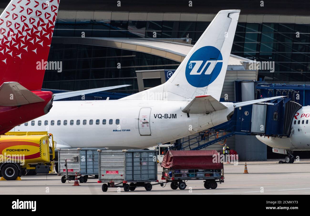 2 de julio de 2019 Moscú, Rusia. Aviones en el aeropuerto de Vnukovo en tiempo soleado Foto de stock
