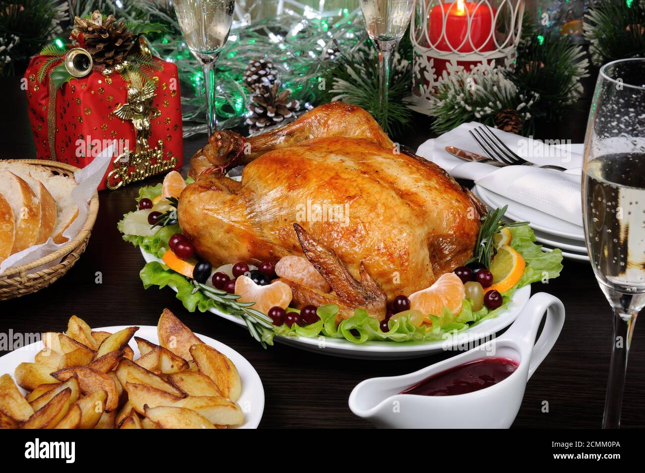Delicado pollo horneado con una sabrosa corteza con un aderezo de cítricos en la mesa de Navidad Foto de stock