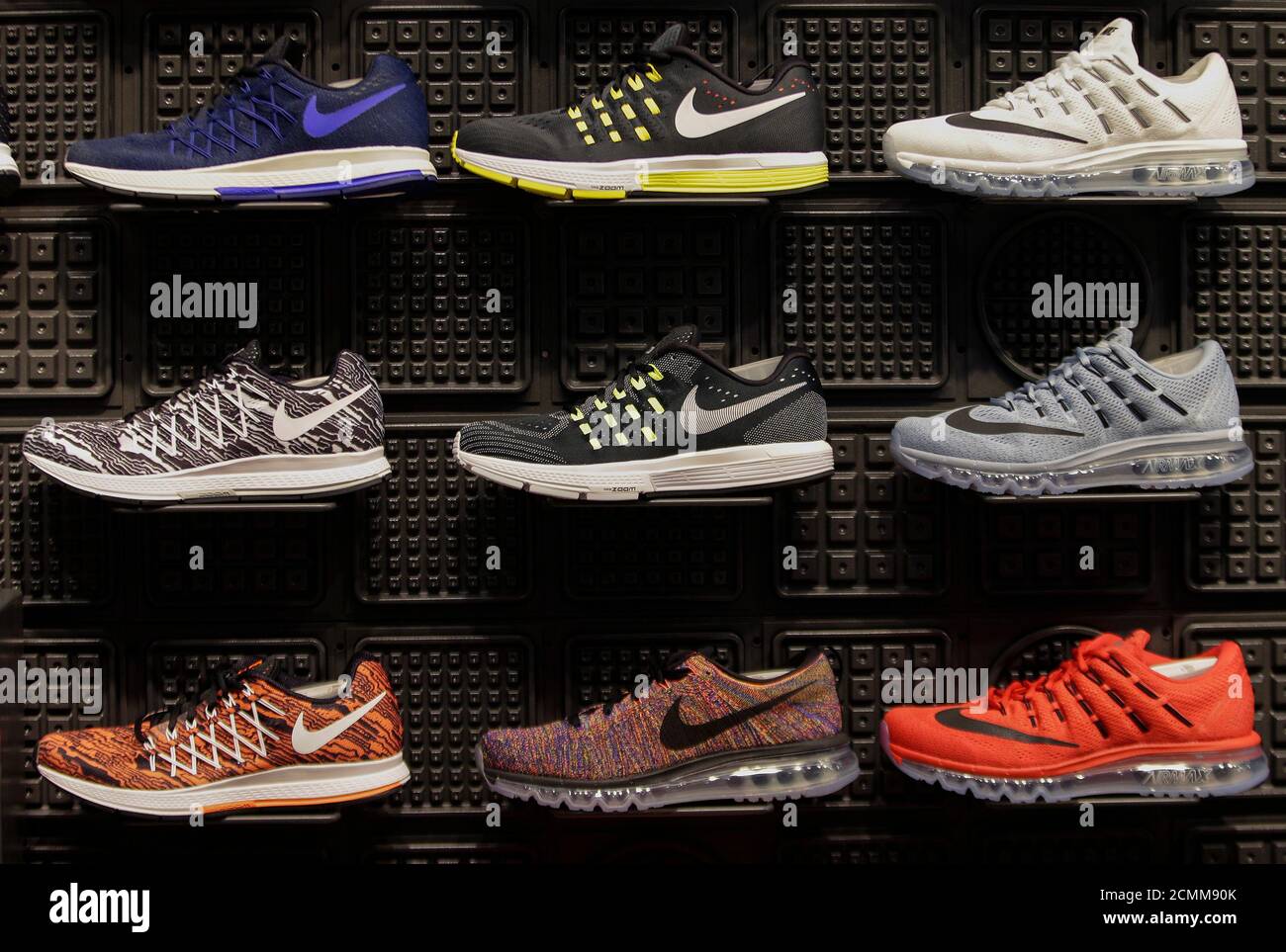 No se mueve SIDA tinta Las zapatillas Nike se ven en una tienda en Roma, Italia, 30 de marzo de  2016. REUTERS/Max Rossi Fotografía de stock - Alamy