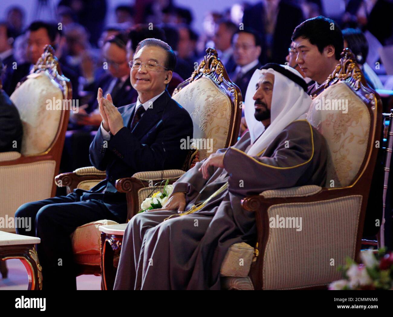 El primer Ministro de China, Wen Jiabao, se sienta con el gobernante de Sharjah Sheikh Sultan Bin Mohammed al Qasimi durante la IV Conferencia Empresarial China-Árabe, que se celebrará en Sharjah el 18 de enero de 2012. China y los Emiratos Árabes Unidos firmaron el martes un acuerdo de canje de divisas por un valor de 35 millones de yuan (5.54 millones de dólares), dijo el Banco Popular de China, añadiendo que el acuerdo fue efectivo durante tres años e impulsaría el comercio y la inversión en ambas direcciones. El acuerdo firmado en Dubai fue anunciado mientras Wen viaja por el Medio Oriente, incluyendo los Emiratos, y es el último en una serie de arreglos para facilitar un mayor uso del yuan i de China Foto de stock