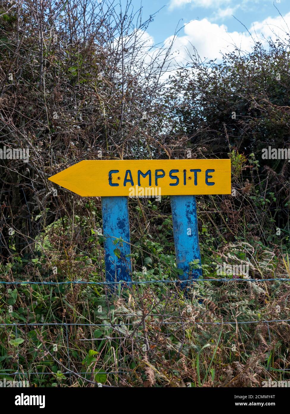 Un cartel de camping que da indicaciones para acampar en un campo En el Reino Unido Foto de stock