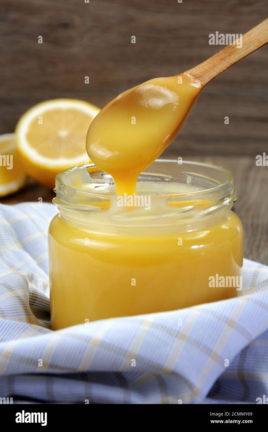 Lemon Kurd - natillas sobre jugo de limón. Este es un clásico, que se utiliza con tostadas, en tartas, ca Foto de stock