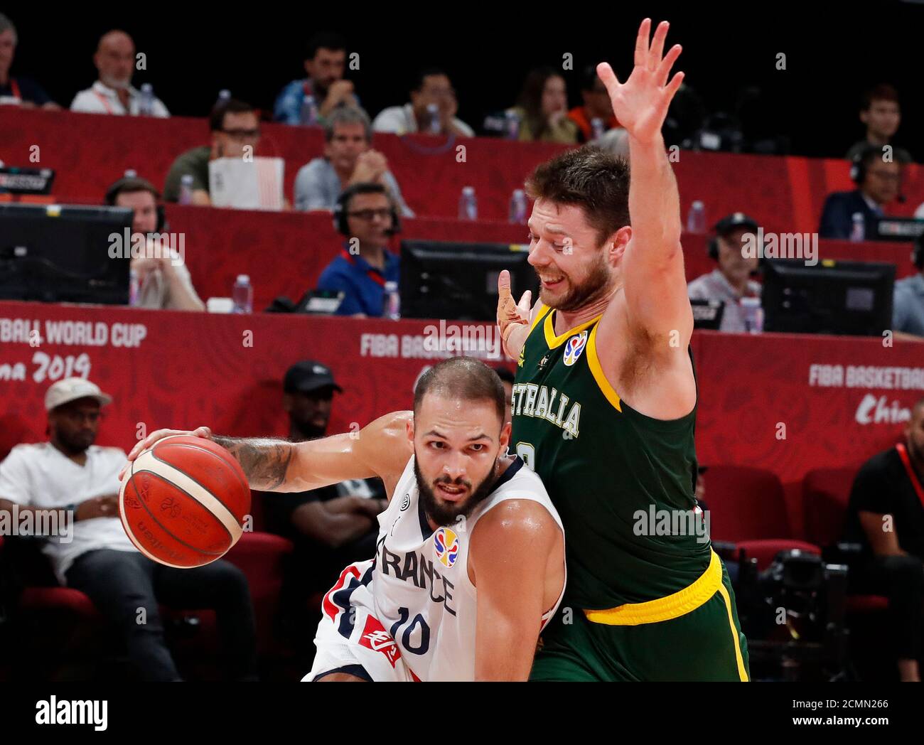 Baloncesto - Copa Mundial de la FIBA - 3er lugar - Francia contra Australia  - Wukesong Sport Arena, Beijing, China - 15 de septiembre de 2019 Evan  Fournier de Francia en acción