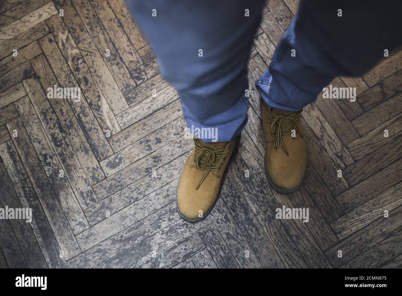 piernas de hombre en marrón áspero invierno otoño zapatos Foto de stock