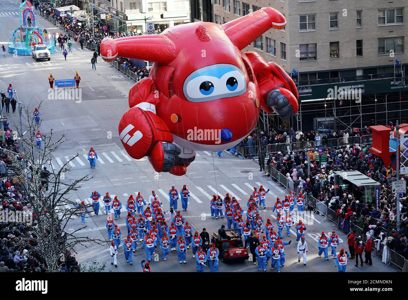 Un Jett de Super Wings ballon es llevado por la 6th Avenue durante el 92nd  Macy's Thanksgiving Day Parade en la ciudad de Nueva York, Nueva York,  EE.UU., 22 de noviembre de
