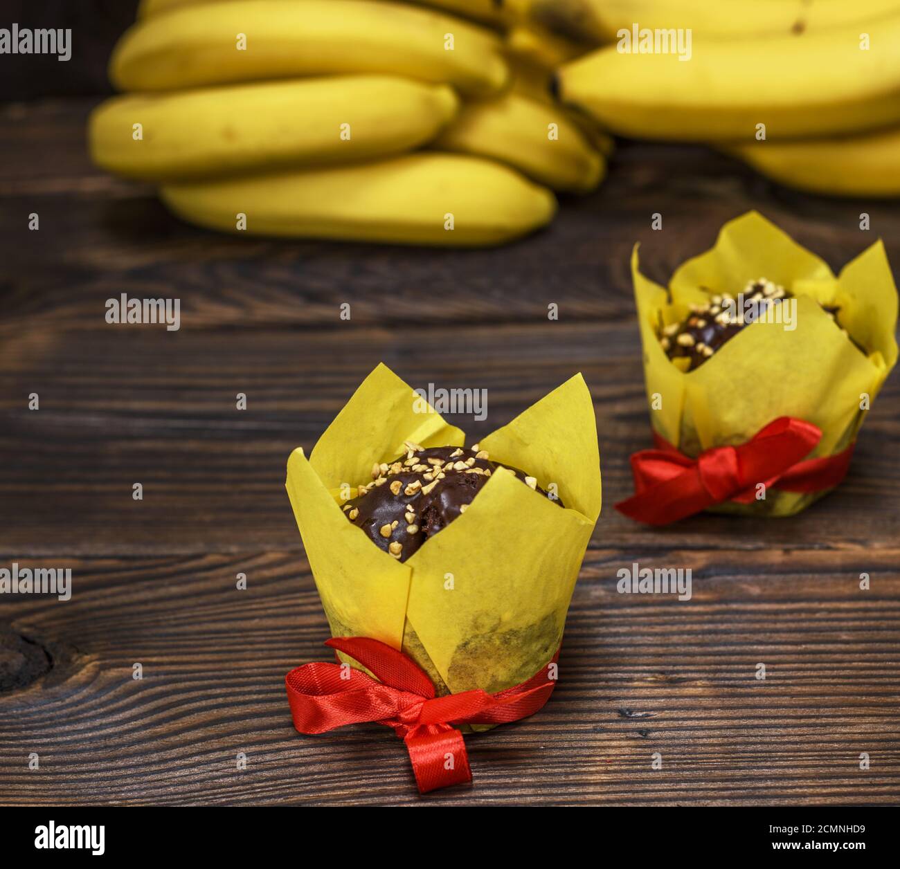 Pastel de chocolate en papel amarillo Fotografía de stock - Alamy