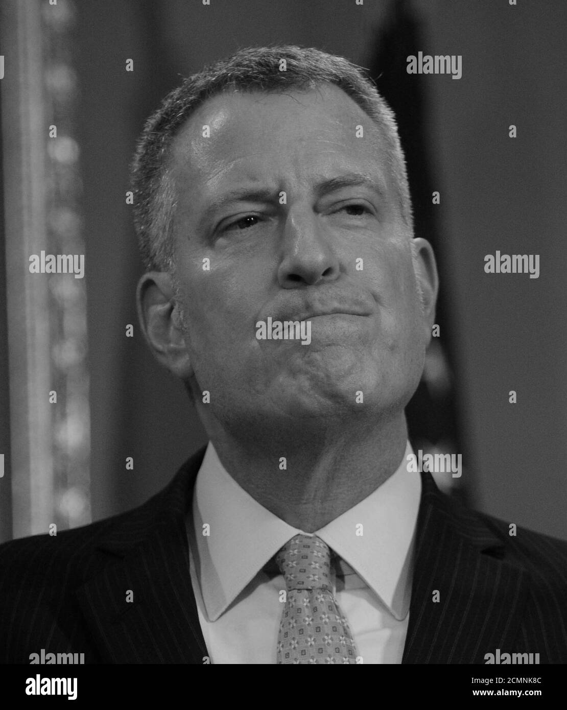 NEW YORK, NY - 12 de enero: conferencia de prensa sobre seguridad pública con el Alcalde de Nueva York, Bill de Blasio, Jefe Administrativo el Juez Lawrence marcas y otros funcionarios encargados de hacer cumplir la ley, abogados y funcionarios electos, funcionarios de la ciudad, en un esfuerzo para reducir la violencia armada, reveló el martes sus planes para desplegar más de 200 detectives, gastan millones de dólares para expertos en ADN y creó tribunales especiales para tratar casos de armas de fuego. La nueva iniciativa del delito, denominado "Proyecto Fast Track," incluirá una nueva pistola NYPD violencia represión división con órdenes de ramp up esfuerzos contra las bandas armadas y las armas tr Foto de stock