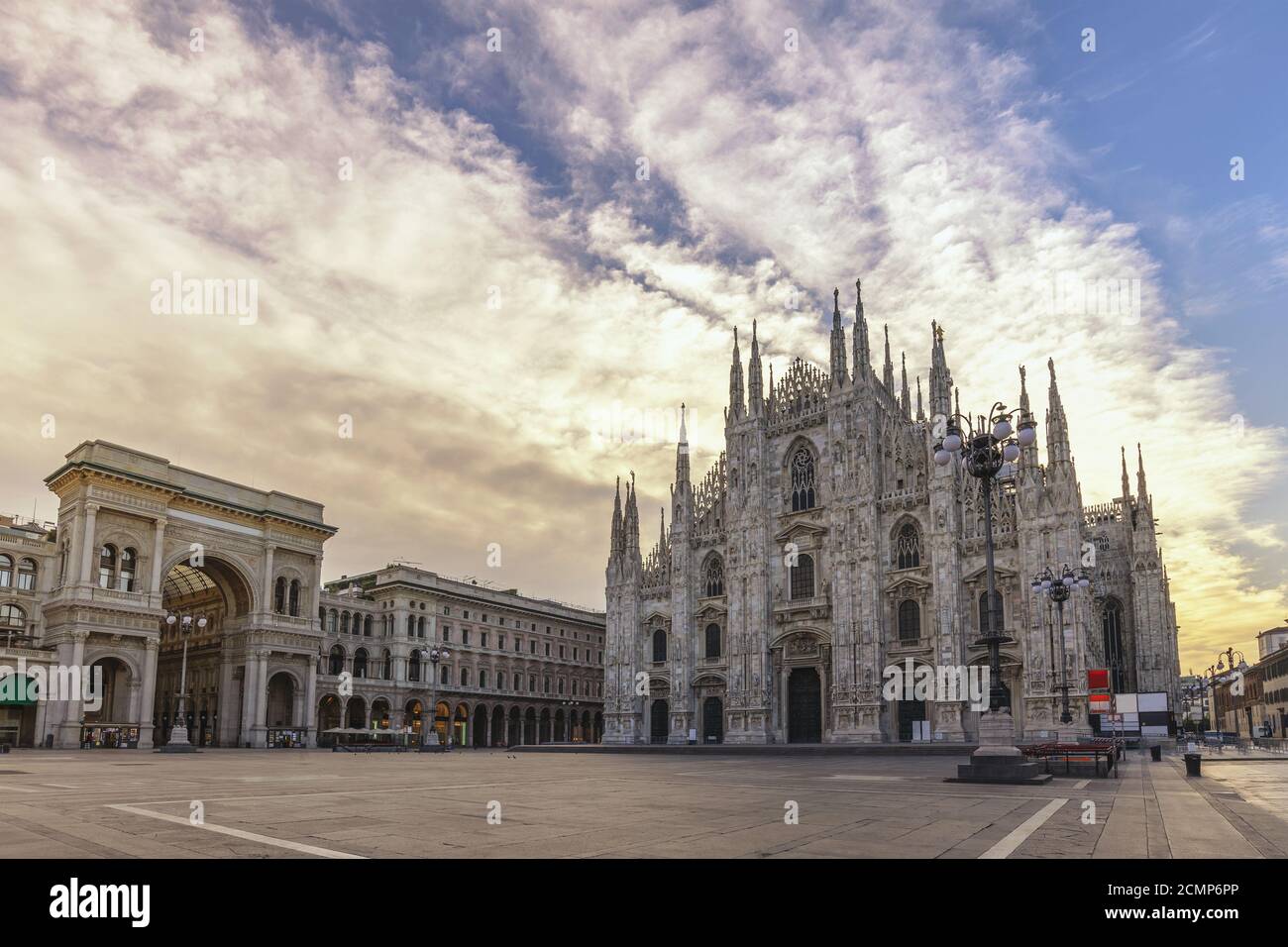 Milán, Italia, del horizonte de la ciudad de Sunrise en Milán Duomo Foto de stock