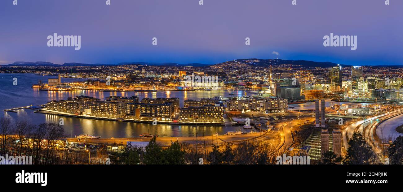 Oslo Noruega Escandinavia, vista aérea nocturna panorama de la ciudad en el distrito de negocios y Bercode PR Foto de stock
