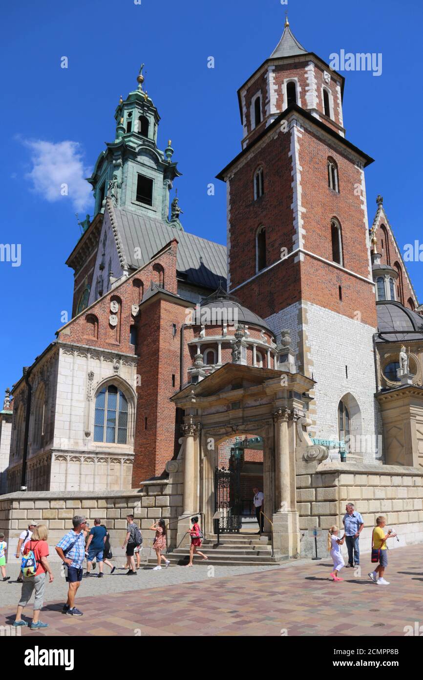 Cracovia. Cracovia. Polonia. La vista del Castillo Real de Wawel desde el patio exterior. Las torres y los chappels de la catedral real. Dos capillas laterales de arqucath Foto de stock