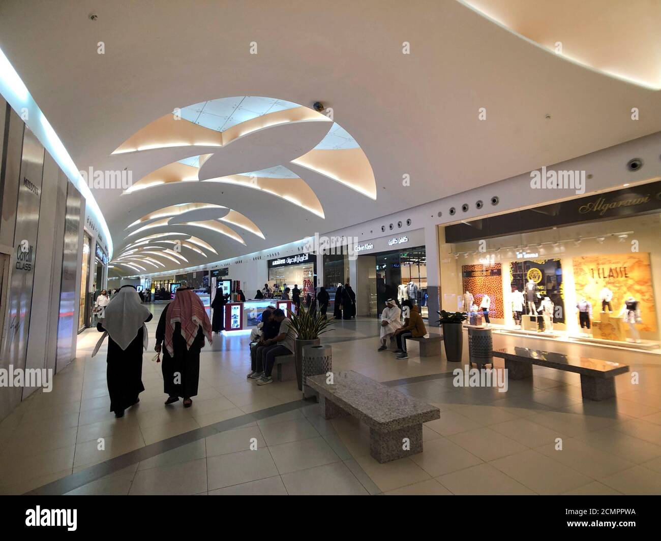 La gente es vista en el Mall of Dhahran, Arabia Saudita, 17 de diciembre de  2018. Foto tomada el 17 de diciembre de 2018. REUTERS/Hamad I Mohammed  Fotografía de stock - Alamy