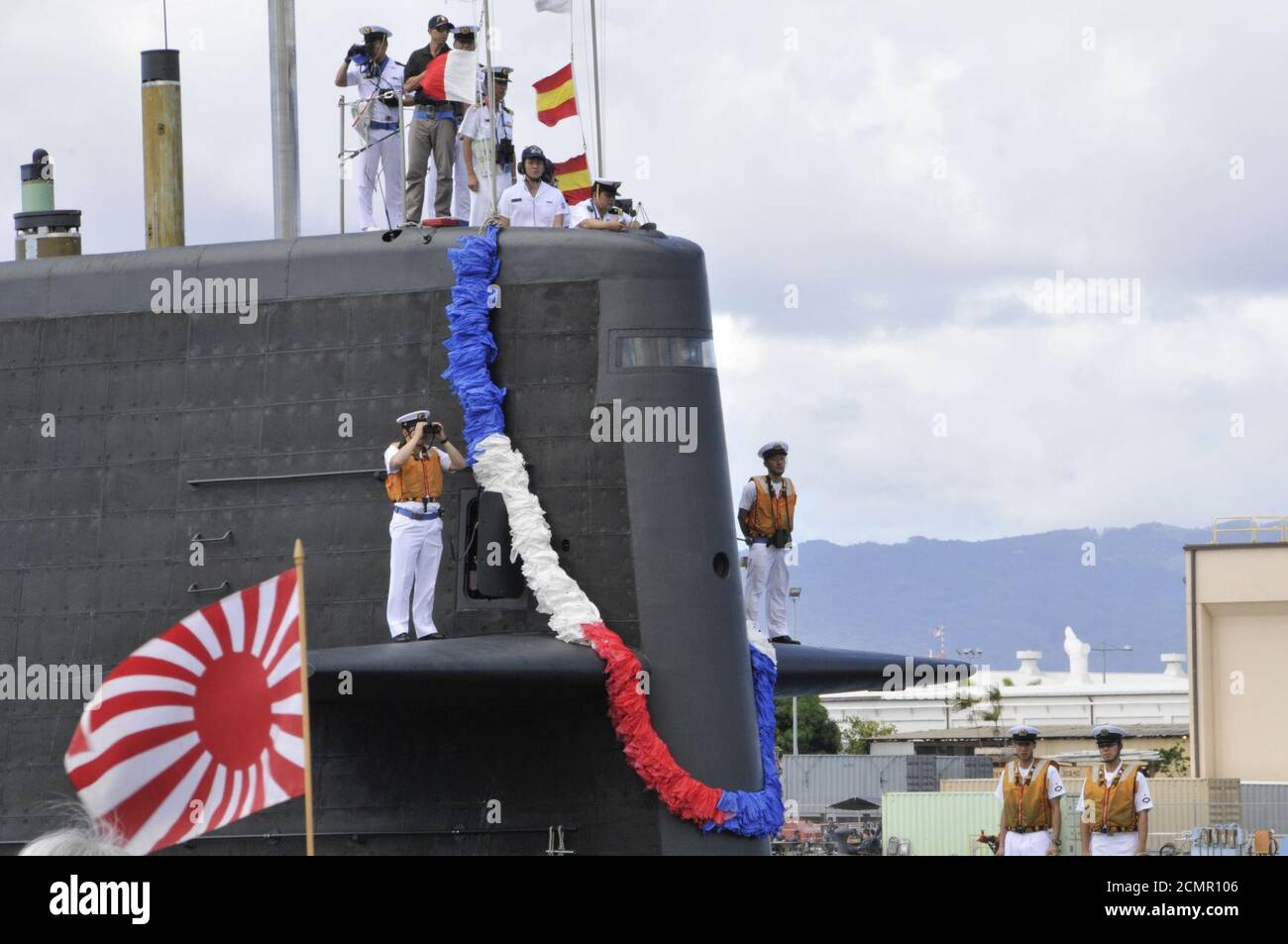 JS Takashio (SS-597) se sumerge en los muelles submarinos de la base conjunta Pearl Harbor-Hickam para una visita al puerto, octubre 2012 Foto de stock