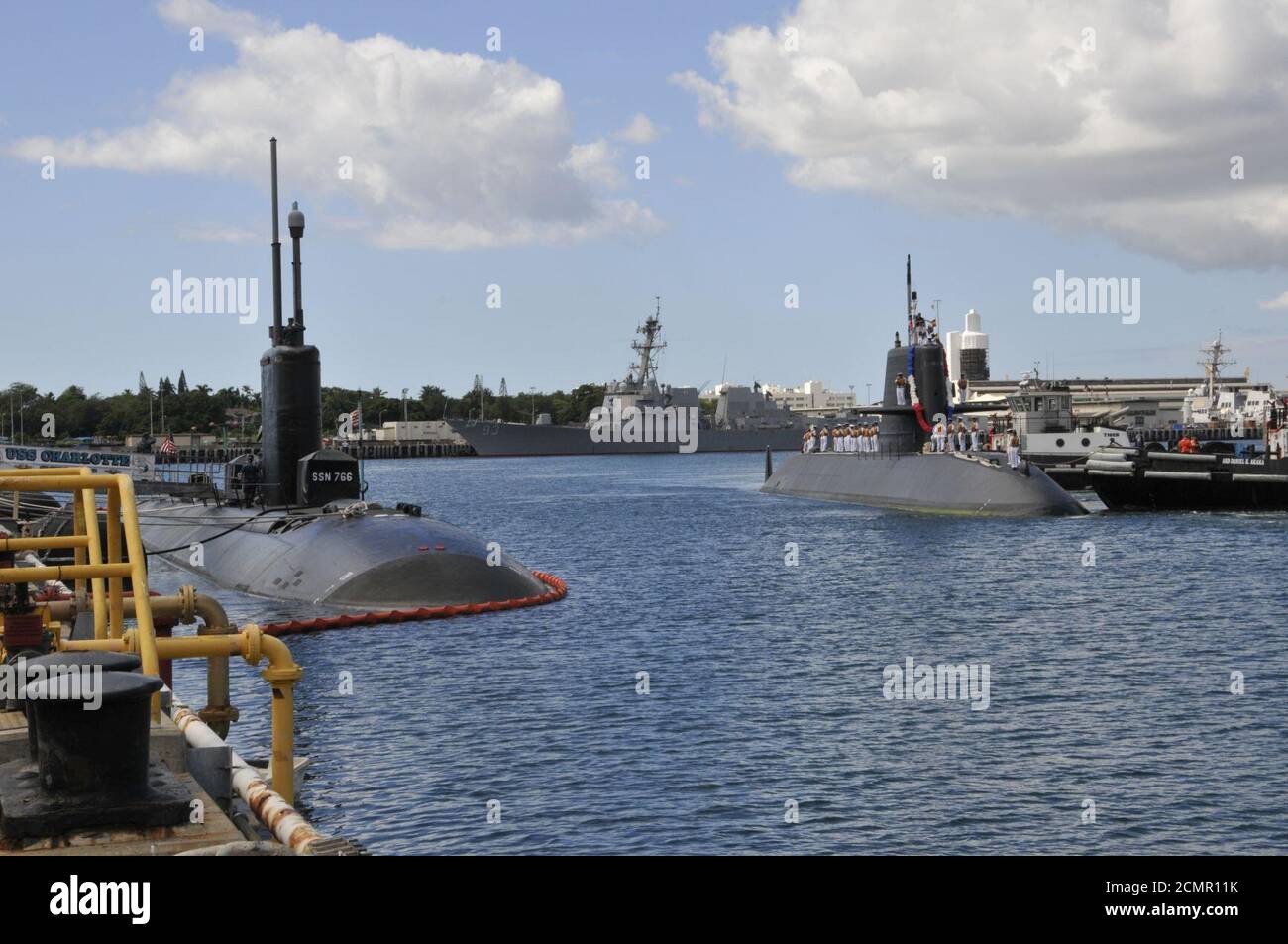 JS Takashio (SS-597) se sumerge en los muelles submarinos de la base conjunta Pearl Harbor-Hickam para una visita al puerto, octubre 2012 Foto de stock