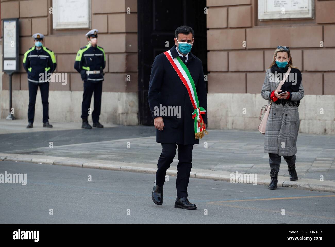 El alcalde de Bari, Antonio Decaro, llega para asistir a una ceremonia para  llevar una bandera italiana a media asta, mientras los alcaldes de toda  Italia se guardan en silencio para honrar