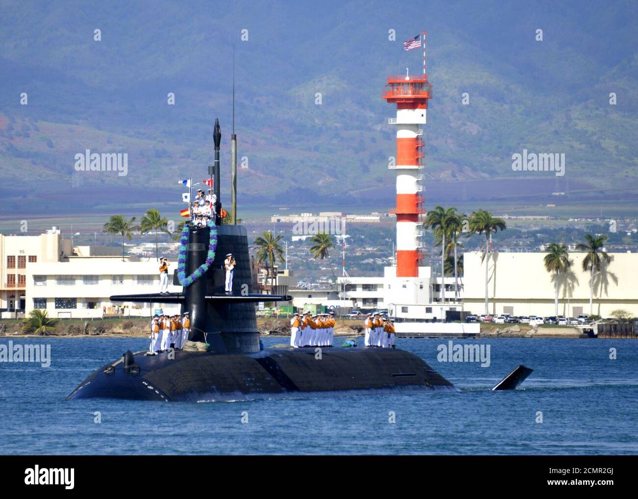 JS Hakuryu (SS-503) llega a la base conjunta Pearl Harbor-Hickam para una visita programada al puerto, -6 de febrero de 2013 (YP255-012). Foto de stock