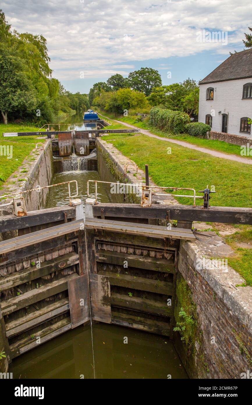Kennet y Avon canal de bloqueo en Wootton Rivers pueblo, Wiltshire, Inglaterra Foto de stock