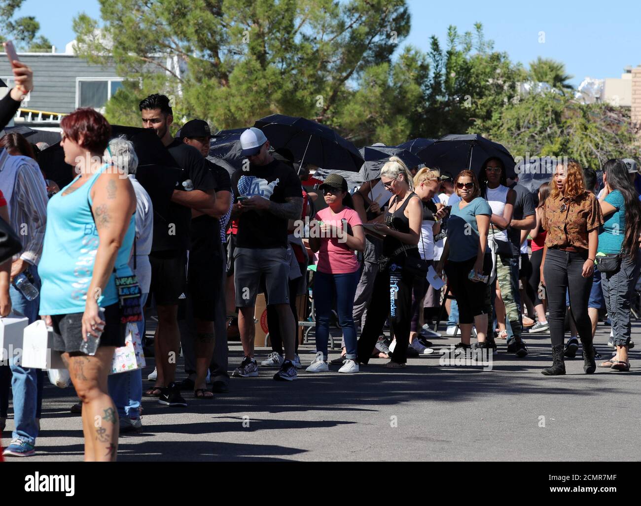 Cientos de personas hacen cola para donar sangre después del tiroteo masivo en el festival de música Route 91 en las Vegas, Nevada, EE.UU., 2 de octubre de 2017. REUTERS/Mike Blake Foto de stock